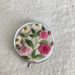 【再販×2】リネン立体刺繍のバラのピルケース2