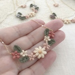【受注制作】お花畑のネックレス　刺繍糸のレース編みアクセサリ―