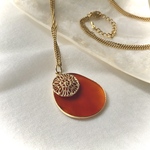 暁とインカの太陽をつけるロングネックレス