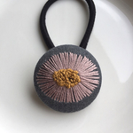 ☆刺繍☆くるみボタンのヘアゴム