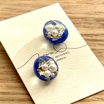 パールとシェルの煌めきBlueのぷっくりピアス（イヤリング変更可）