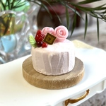 130＊小さな薔薇と苺のケーキ＊　ミニチュアスイーツ　粘土　ドールハウス　ねんどろいど　オブジェ　クレイスイーツ