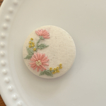刺繍くるみボタン（ヘアゴム/ブローチ）