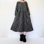 冬支度の森＊あったかコーデュロイの長袖ワンピース＊キツネ　ハリネズミ　アライグマ　小鳥　ツリー＊草花柄＊コットン100％＊ダークネイビー