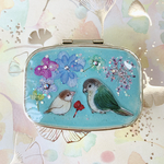  [オーダー]手描き一点モノ♡押し花封入ピルケース シナモン文鳥&ウロコインコ