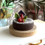 152 ＊ガトーショコラ　ベリー乗せ＊　ミニチュアスイーツ　粘土　ドールハウス　ねんどろいど　オブジェ　クレイスイーツ