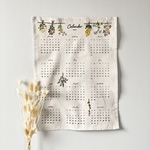 ［O］ [1点限定]  2024年刺繍カレンダー/壁掛けカレンダー/B3サイズ/刺繍インテリア/ファブリックカレンダー/1月始まり/１枚ものカレンダー/お花のカレンダー/ガーランド