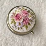 【再販×4】リネン立体刺繍のバラのピルケース
