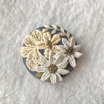 リネンとレースと金糸の草花のヘアゴム orブローチ
