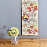 帯のタペストリー　アンティークゴールドに愛らしい紅葉　着物リメイク インテリア　掛け軸 　和室　Kimono Tapestry Kakejiku  ギフト　正月飾り　七五三　縁起物　古民家　和モダン