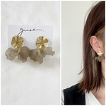 〔NEW〕 マット　フラワー　花びら　グリーン　ピアス イヤリング ハンドメイド　チタンピアス　大ぶり　シンプル