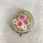 【再販×5】リネン立体刺繍のバラのピルケース