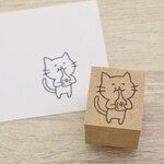 美味しそうにお正月のお餅を食べる 猫のはんこ