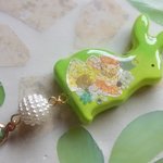 ◇1050　ライム色　🐥うさぎとインコのぷらぷらブローチ🐇