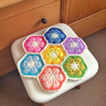 レトロでカラフルなお花モチーフの円座　  