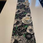北欧風　テーブルランナー　グリーンと黒のアートフラワー柄　30cm×146cm