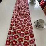 北欧風　テーブルランナー　生成り生地に赤とピンクの花柄　30cm×150cm