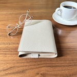 渋さが光るベージュの革のブックカバー（A6サイズ）