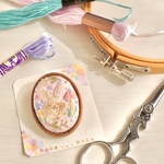 ウサギとキノコ刺繍の木枠ブローチ