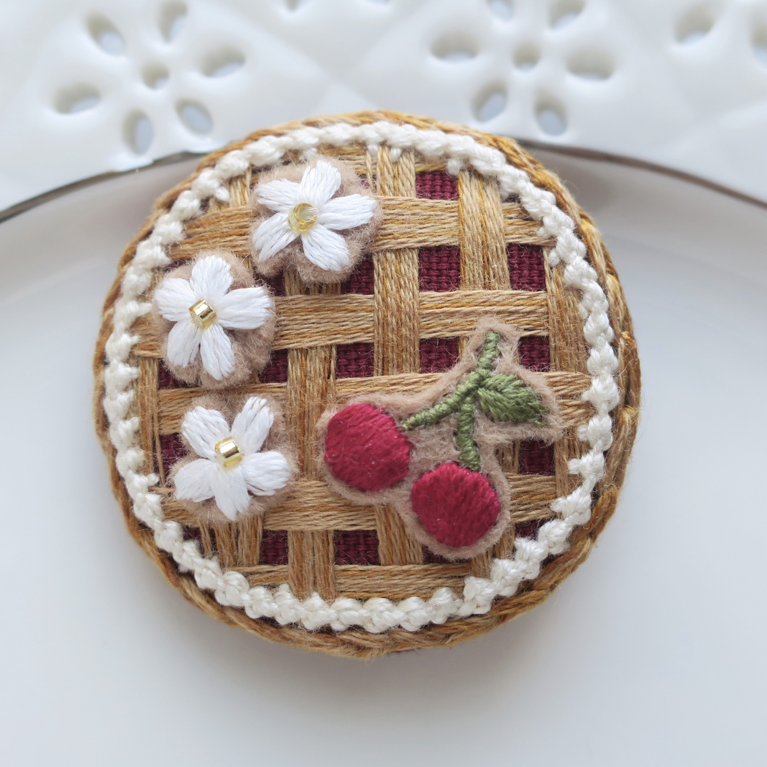 m*上様 ハンドメイド刺繍キーホルダー　キジトラさんとショートケーキ fc67d415b6e1a5d7a89b8e54a66ffa