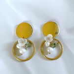 メタルプレート＆リングの中に咲くお花と揺れる淡水パール イヤリング ピアス 大ぶり