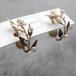 【送料無料】リーフのフープイヤリング/ピアス〜個性的･ゴールド･パール･ボタニカル･上品･お呼ばれ結婚式・ニット