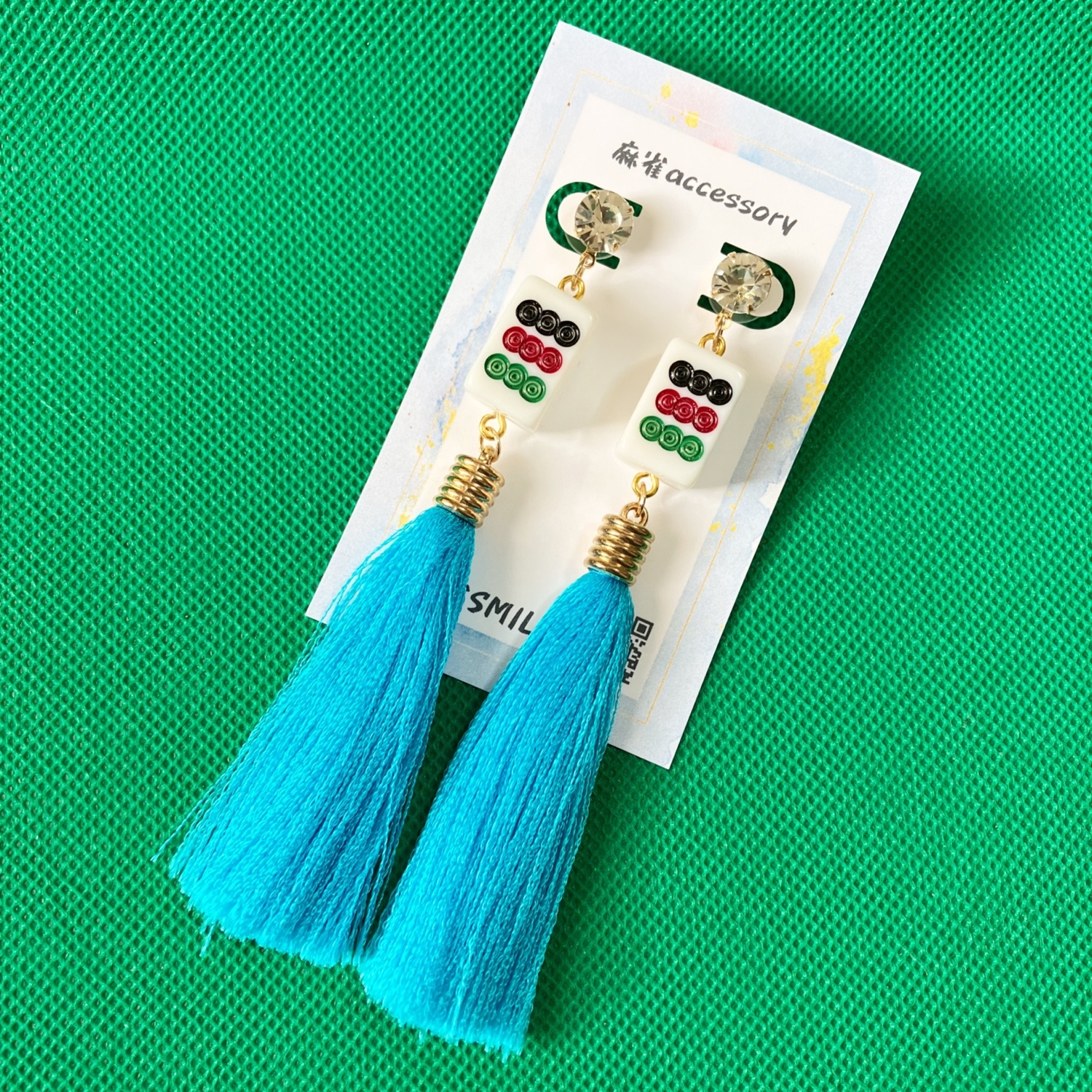 ツートンカラーの綺麗なタッセルとオリジナル作成牌のピアス