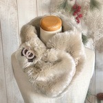 ブローチ付きエコファーマフラー（ベージュ）