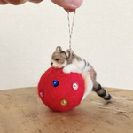 玉乗り猫のクリスマスオーナメント/猫/クリスマス飾り/羊毛フェルト