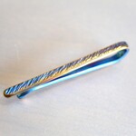 Titanium tie bar・鍛造純チタンネクタイピン・鎚目できらきら惑わせる・青金５０mm