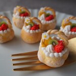 シュークリームのフルーツバスケット