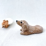ダックスの置物(茶色)伏せポーズ
