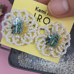 白いお花のビーズ刺繍ピアス　ビーズ刺繍アクセサリー〈オハナ〉