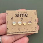 もっと！小粒なピアス　アーモンドグリーンとベージュカラーセット　半分キラキラ　simeピアス　小さい　ピアス　イヤリング　サージカルステンレスピアス