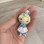 ことりを頭に乗せたお人形さん
