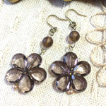 送料無料！✴︎アクリルお花☆ゆらりピアス✴︎