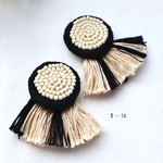 おおぶりベージュビーズフリンジ刺繍ピアス/イヤリング