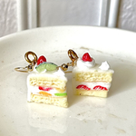 ミニチュアフード 苺とフルーツのショートケーキのピアス