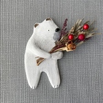 抱える熊の壁掛け