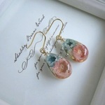 花のしずくのピアス～水色×薄桃～
