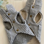 【犬服】暖かウール混千鳥格子柄の前開きリバーシブルベスト