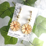 481【2点限定販売】大ぶりのお花・パステルオレンジ【イヤリング・ピアス】