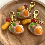 ①フランスパン　目玉焼き　フェイクフード　フェイクスイーツ　　チャーム　食品サンプル
