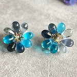つやつやガラスのお花ピアス 青　つやつや 夏 ピアス イヤリング  夏祭り 浴衣 ガラス 清涼感 デート　フラワー　アクセサリー　ビーズ刺繍