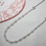★樹脂パール＆ボタンカットガラスのセミロングネックレス（クリアホワイト ）