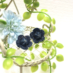 本革ミニカメリアピアス【ブルーデニム】