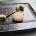 手毬菊の食べかけパクパクピアス