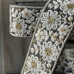 [シルクベース] [カーキ] [実物のお色味と違う場合があります] インド刺繍リボン　花　インド刺繍　スパンコール　刺繍リボン　リボン　りぼん　※10月8日よりゆうパケットにて発送