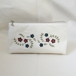小花柄の手刺繍ポーチ