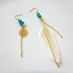 ❤フェザーピアス　❤ターコイズ、雫型ゴールドチャーム　❤羽ピアス　❤ベージュ系の羽　❤アシンメトリー　❤樹脂交換無料　❤即納